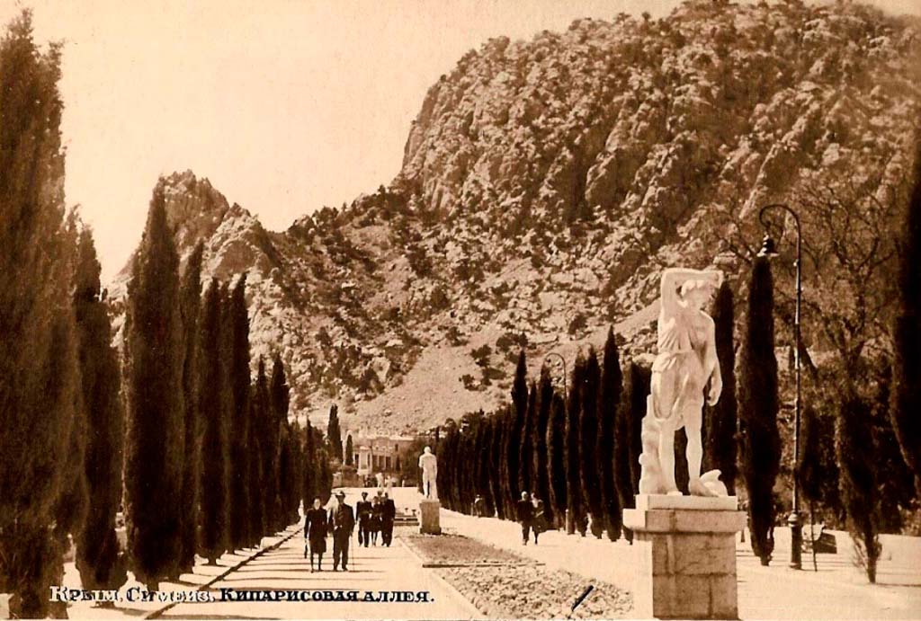 Первые статуи кипарисовой аллее