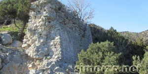 Скала Панеа: оборонительные стены средневековой крепости