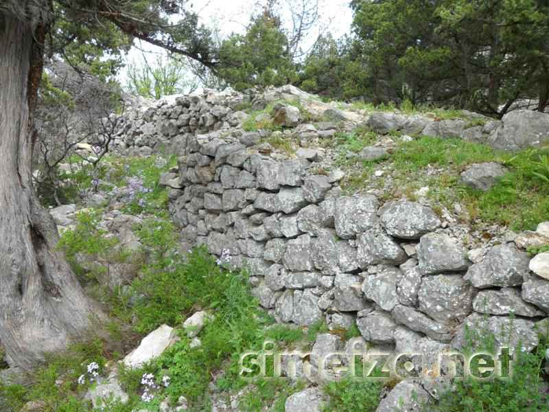 Остатки крепостных стен на горе Кошка